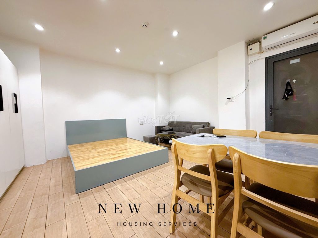 Rent de Full Seven in the heart of the 3rd Shire.