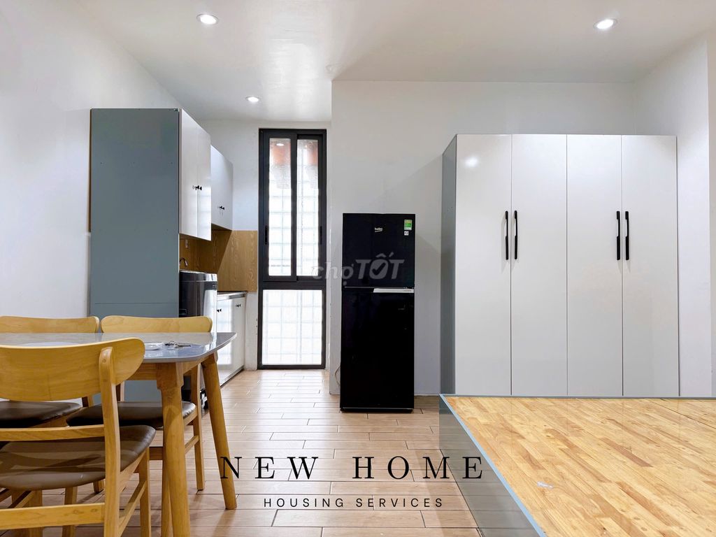 Rent de Full Seven in the heart of the 3rd Shire.