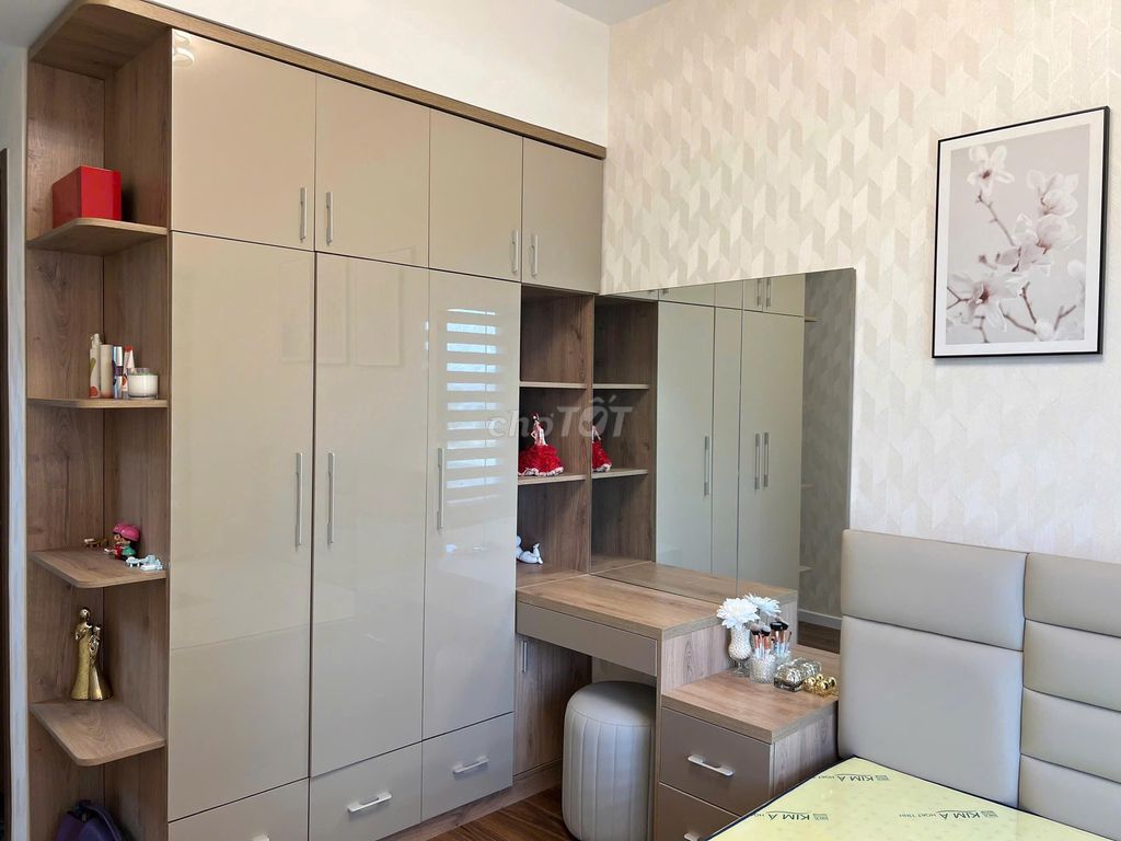 The nice privia fills out the view in the pool. Two bedrooms full of high-end furniture.