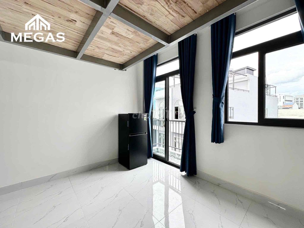 The inside room is right near Nguyễn Thái Sơn.