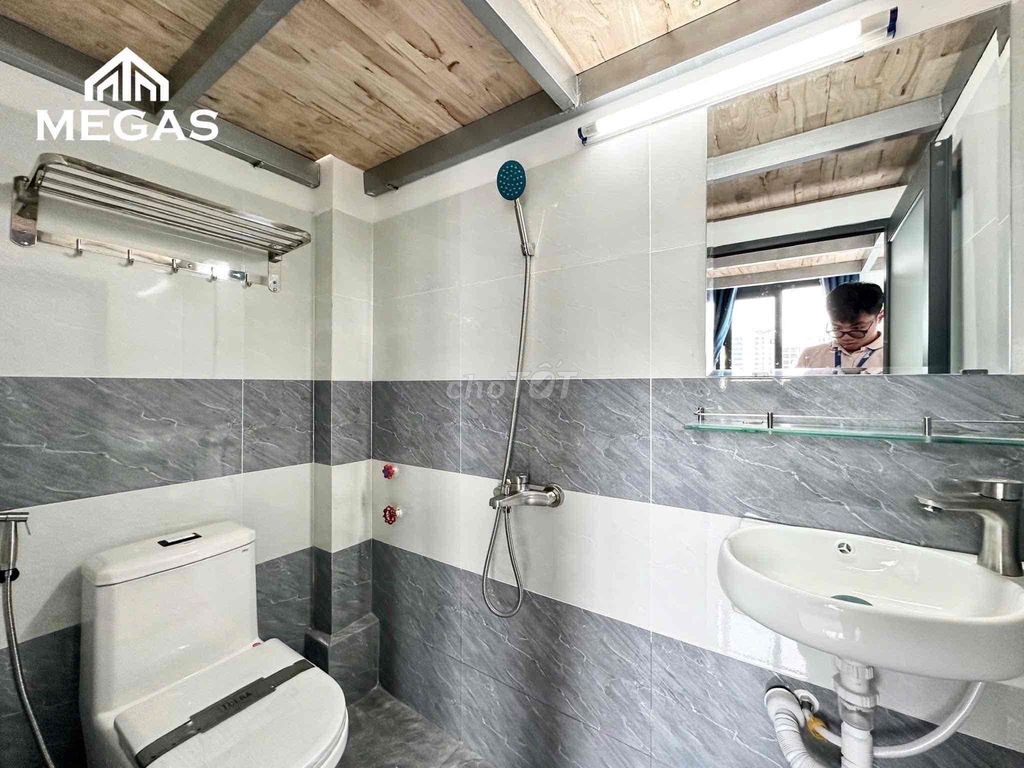 The inside room is right near Nguyễn Thái Sơn.