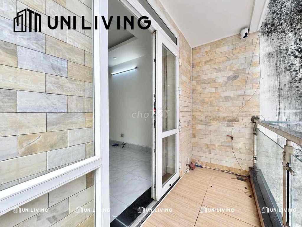 It's the owner who rents room 35 M2 without furniture at the University of Cs3.