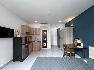 The balcony studio apartment is located in Bà Hom.