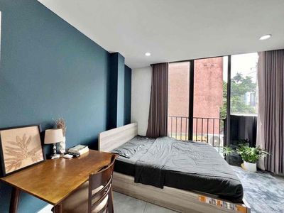 The balcony studio apartment is located in Bà Hom.
