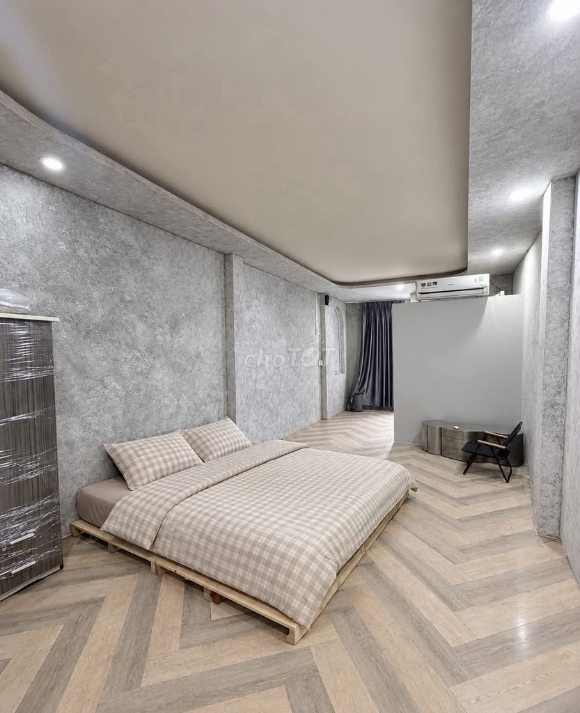 New room, one room.