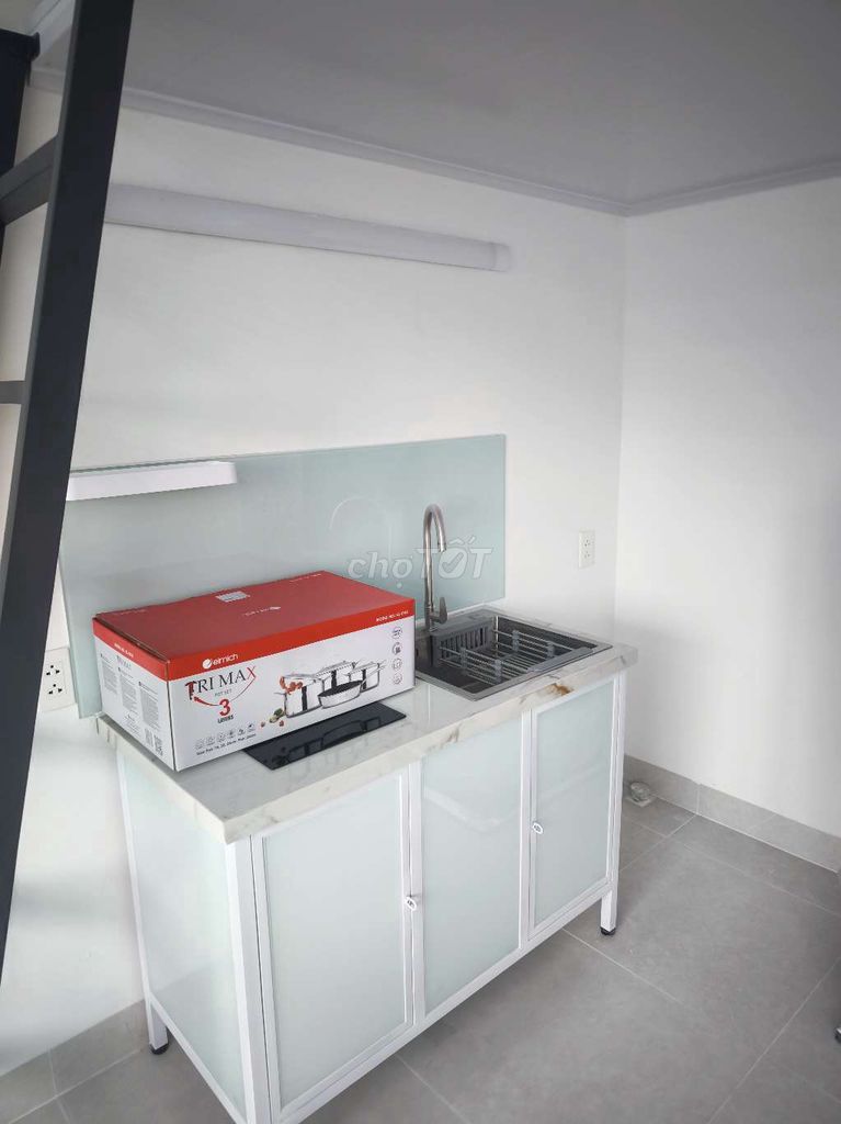 A new motel built full air conditioning, refrigerator, kitchen, hot water.