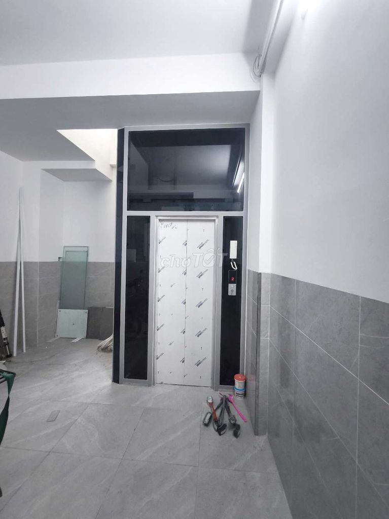 A new motel built full air conditioning, refrigerator, kitchen, hot water.