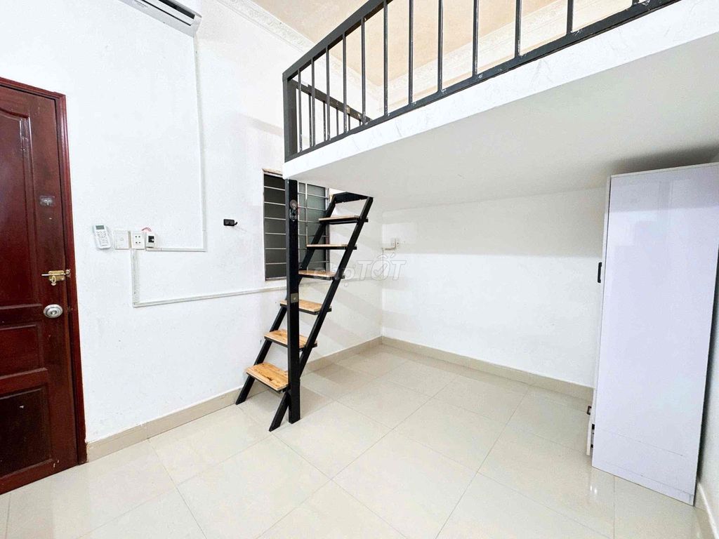 Cheap motel room with air conditioning on the sandstone market, free time.