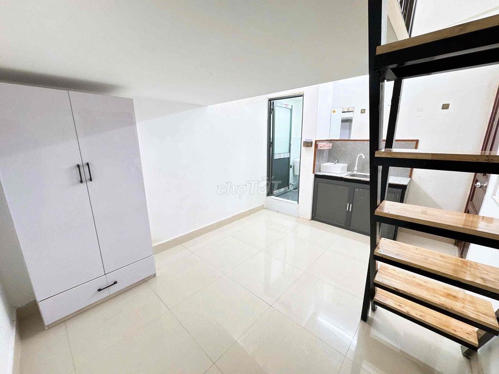 Cheap motel room with air conditioning on the sandstone market, free time.