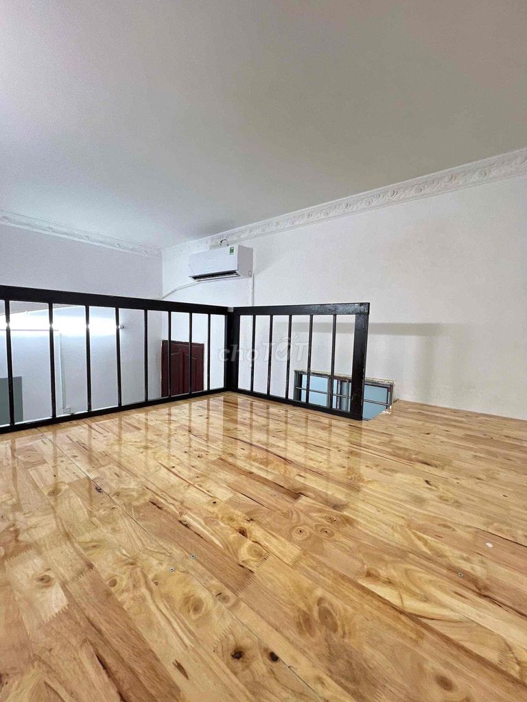 Cheap motel room with air conditioning on the sandstone market, free time.