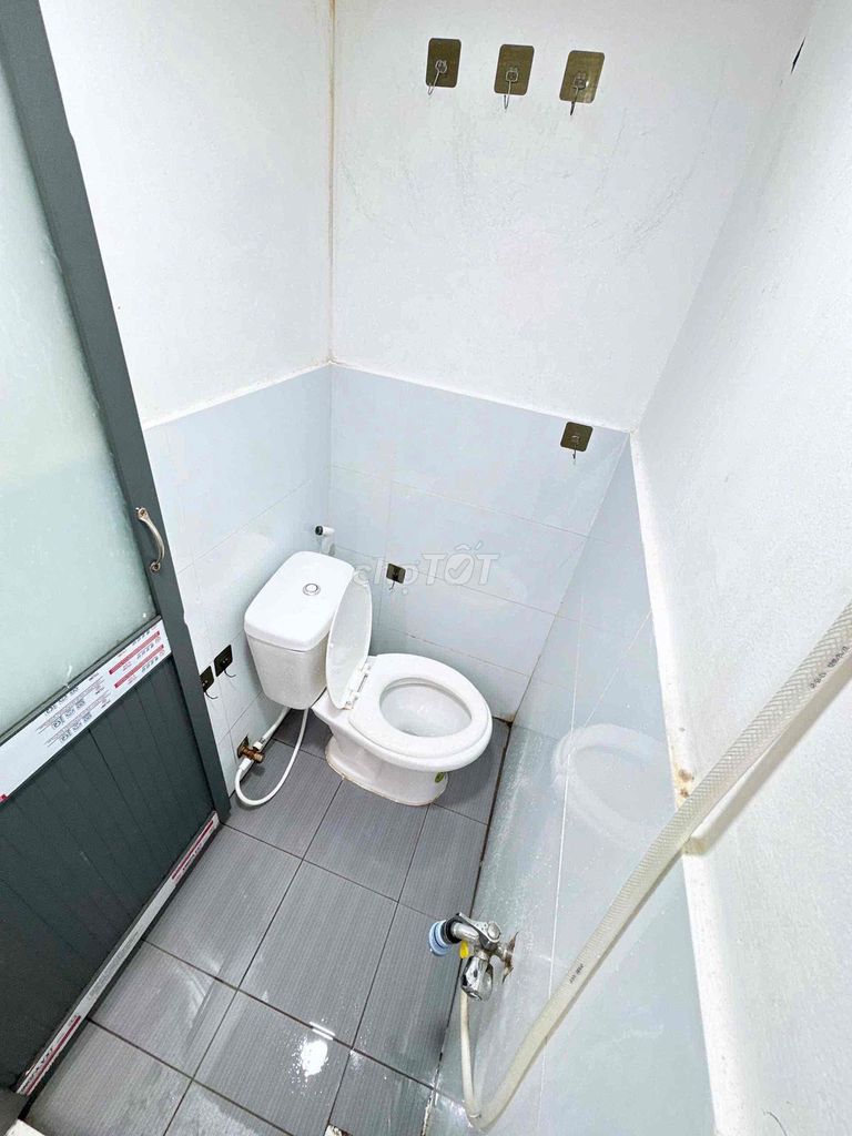 Cheap motel room with air conditioning on the sandstone market, free time.