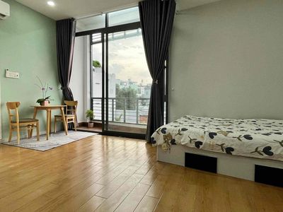 Good girl. Nguyễn Thị Định is waiting for the beautiful boys to pick you up.