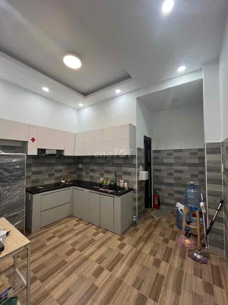 4th floor bedroom 3 toilets - available rooftop