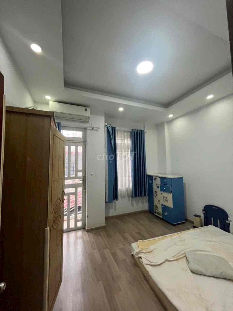 4th floor bedroom 3 toilets - available rooftop
