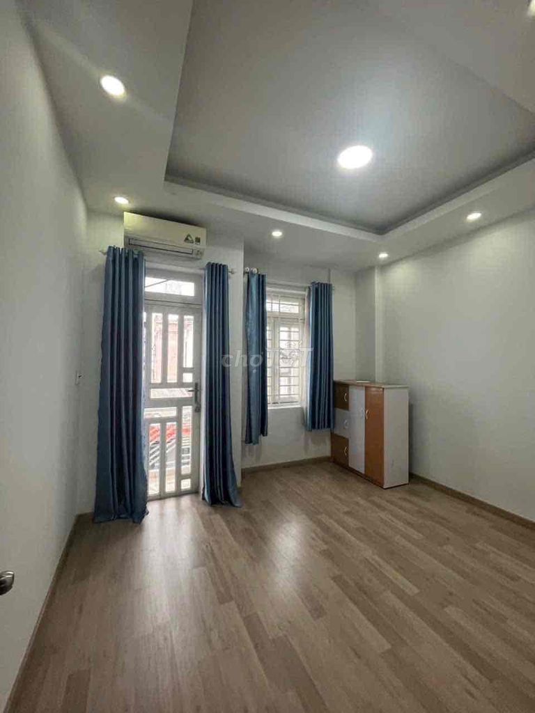 4th floor bedroom 3 toilets - available rooftop