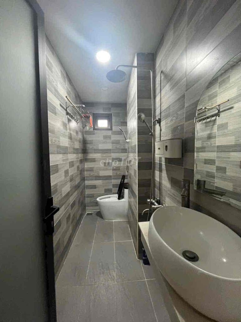 4th floor bedroom 3 toilets - available rooftop