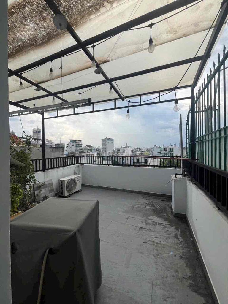 4th floor bedroom 3 toilets - available rooftop