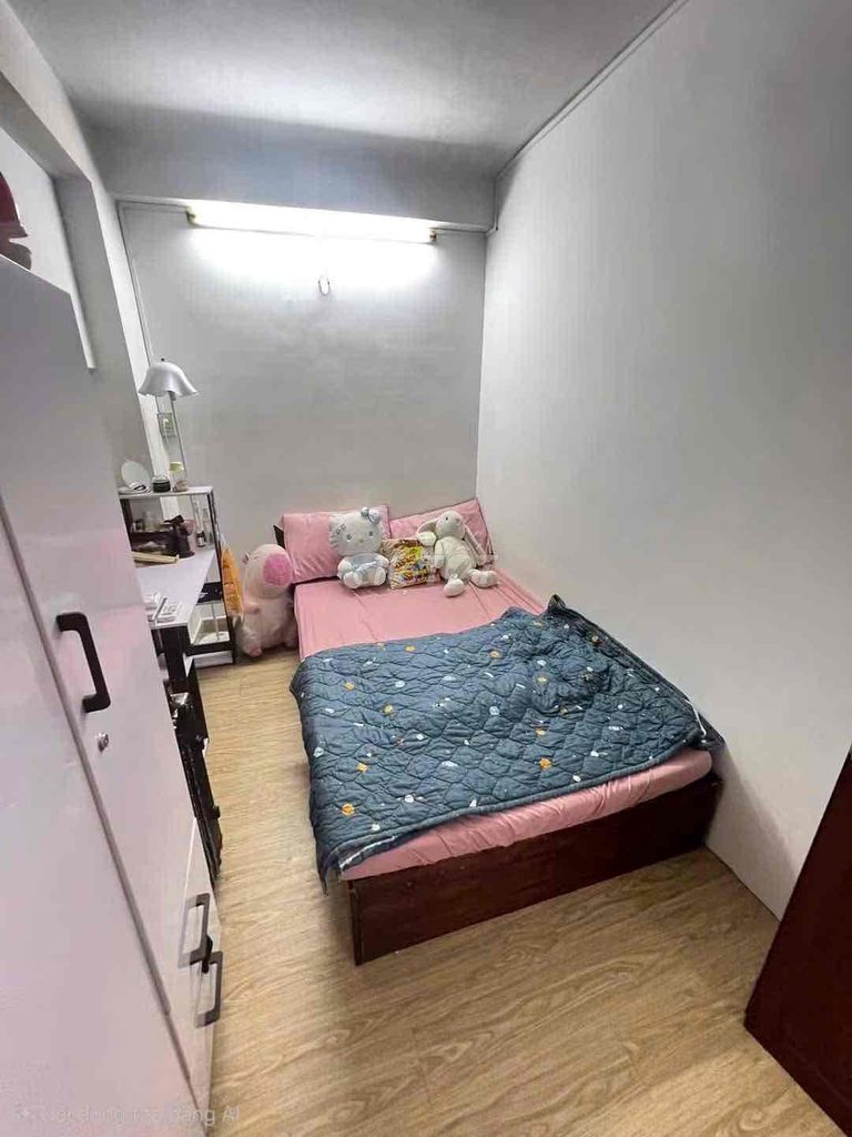 Three bedrooms. One bathroom. - Six.