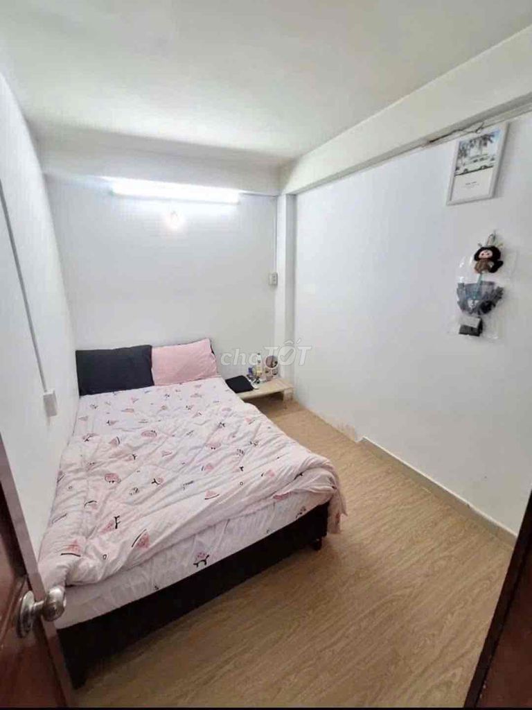 Three bedrooms. One bathroom. - Six.