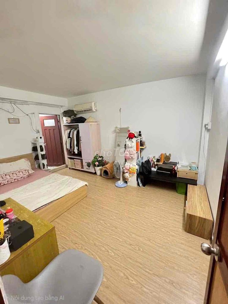 Three bedrooms. One bathroom. - Six.