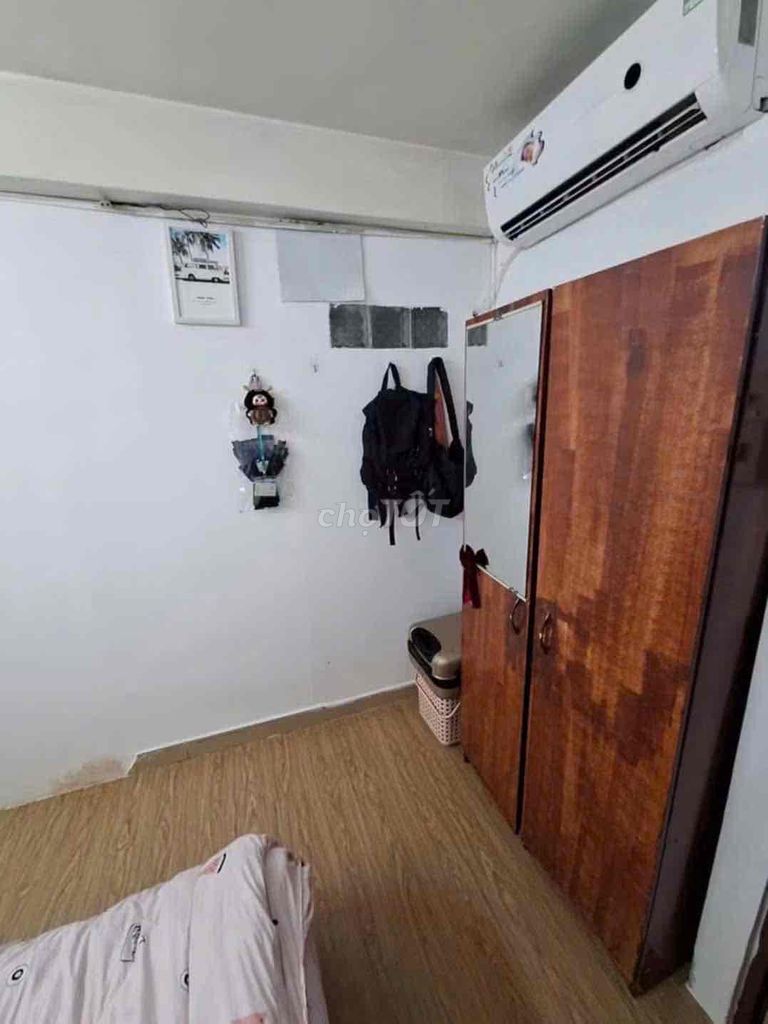 Three bedrooms. One bathroom. - Six.