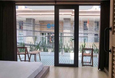 The super-frequency service apartment has balconies right here in District 2.