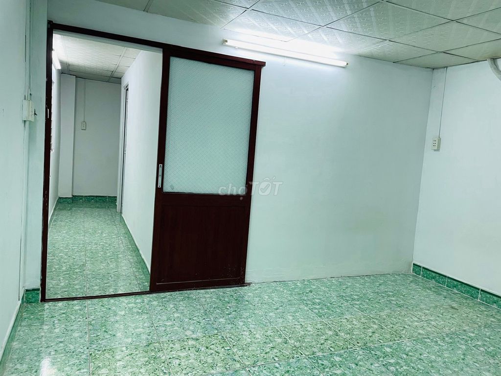 Cheap renter, in his quarters, near Trường Chinh.