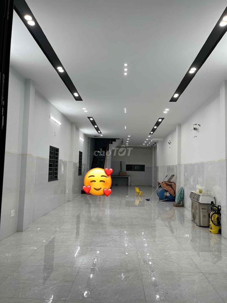 The House of the House of the House is 200 meters warm, southeast.
