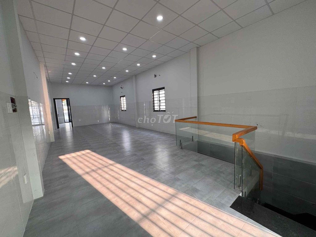 The House of the House of the House is 200 meters warm, southeast.
