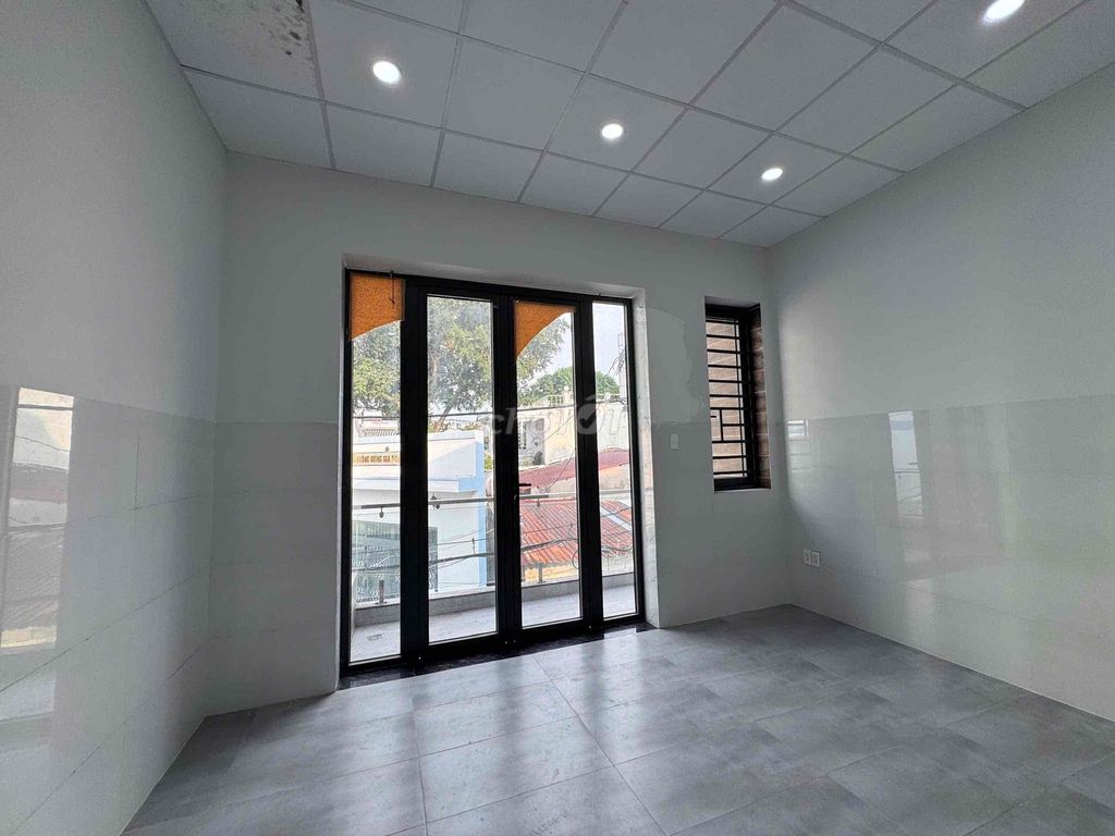 The House of the House of the House is 200 meters warm, southeast.