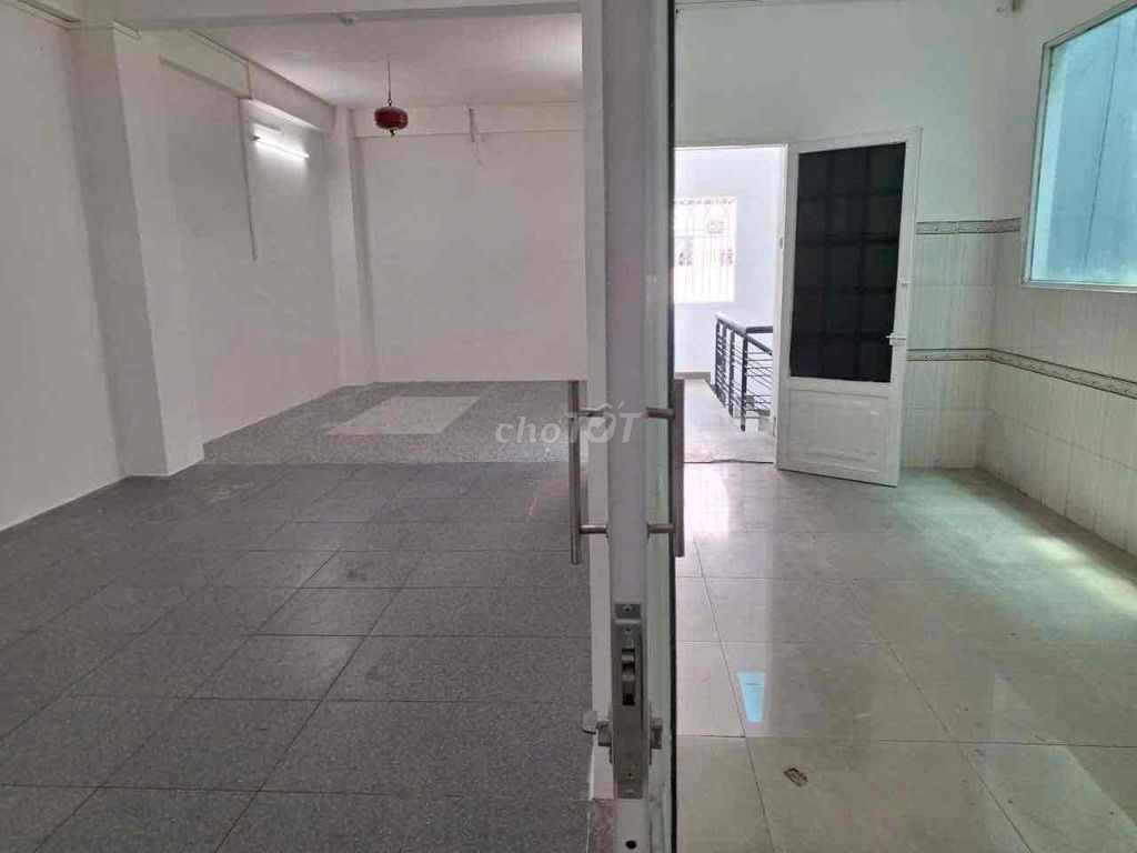 Rent a new building, Lê Thúc Hoạch.