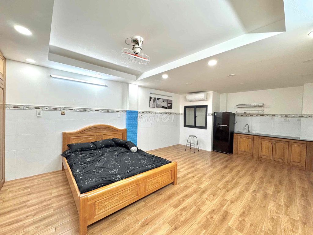 rents an hyper-wide apartment at Thống Nhất Gò Vấp