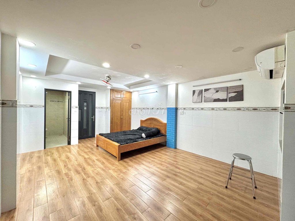 rents an hyper-wide apartment at Thống Nhất Gò Vấp