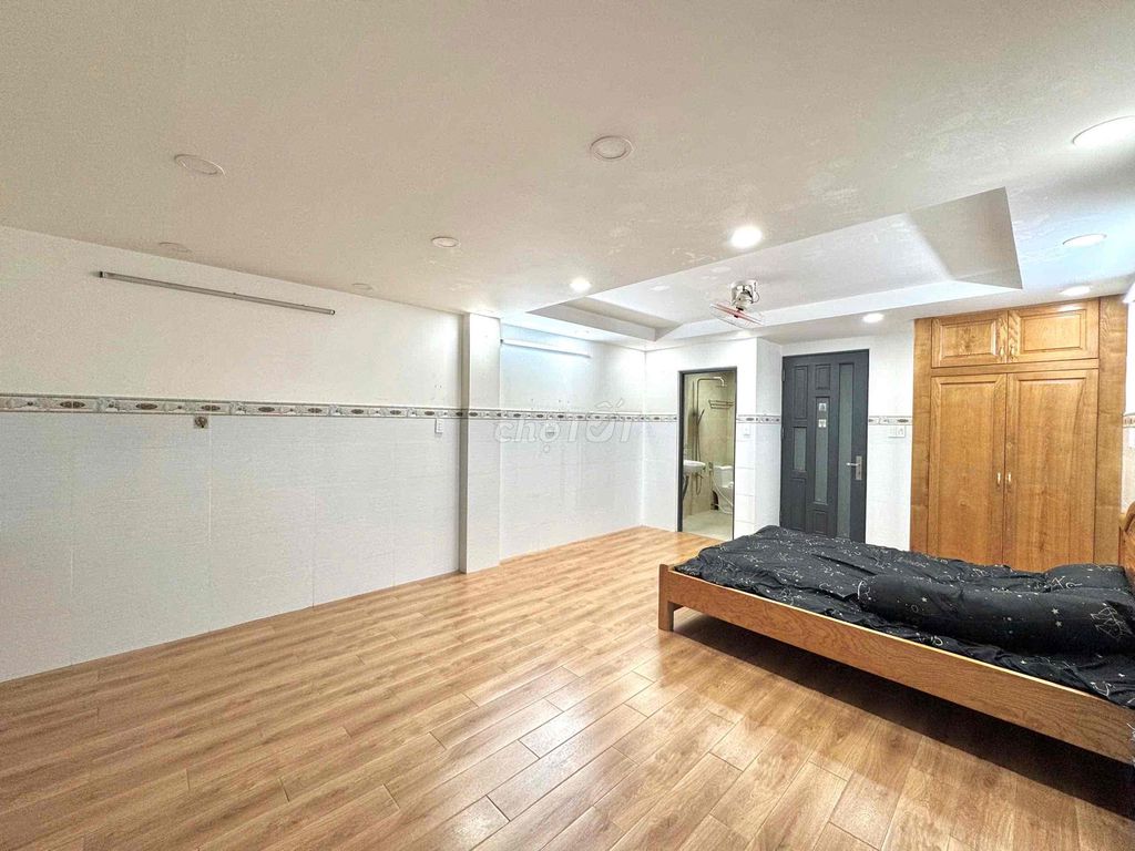 rents an hyper-wide apartment at Thống Nhất Gò Vấp