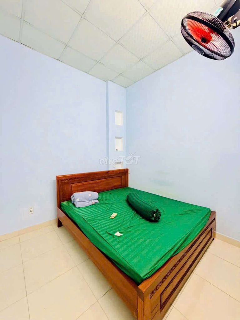 The four-and-a-half-foot floor is cheap.