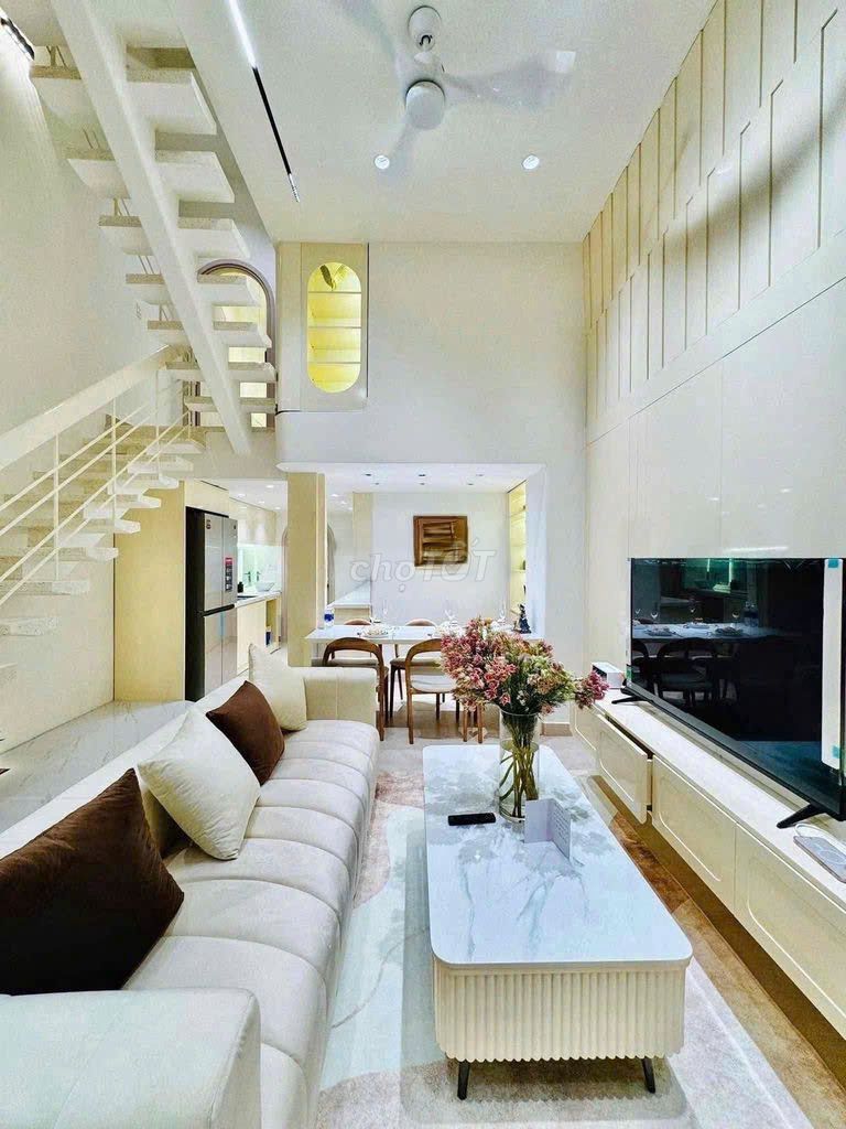 The four bedrooms are full with Lý Chính Thắng near the grassy throat.