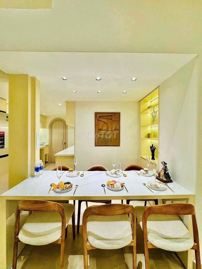 The four bedrooms are full with Lý Chính Thắng near the grassy throat.