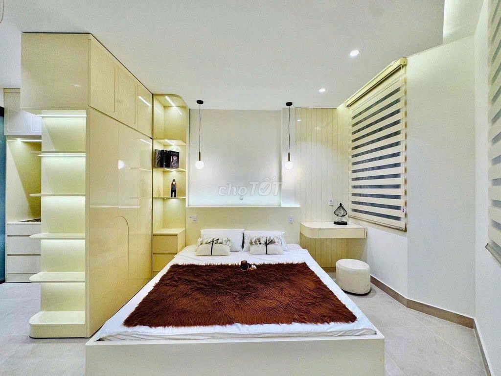 The four bedrooms are full with Lý Chính Thắng near the grassy throat.