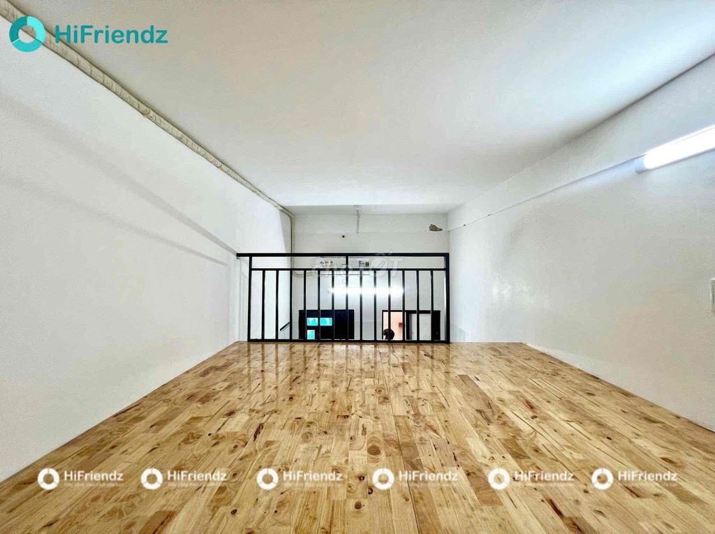 The cheap lodge room will be ready for the air conditioning machine near the crystallas.