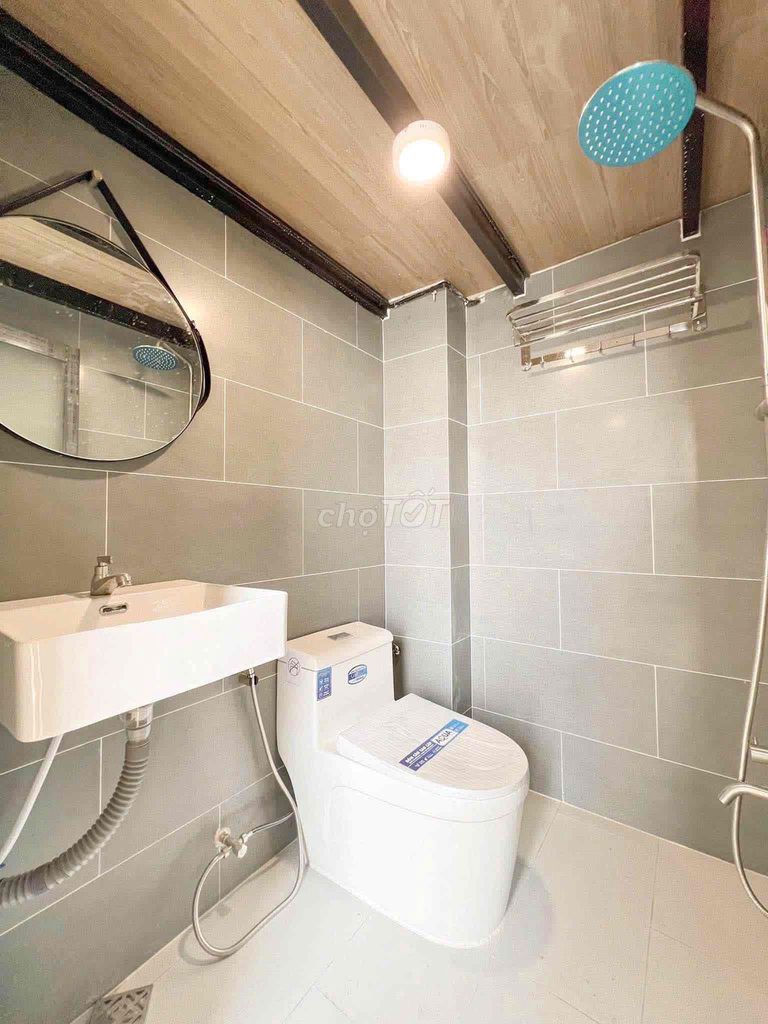 Cheap window window room right at the Central Light Star Market.