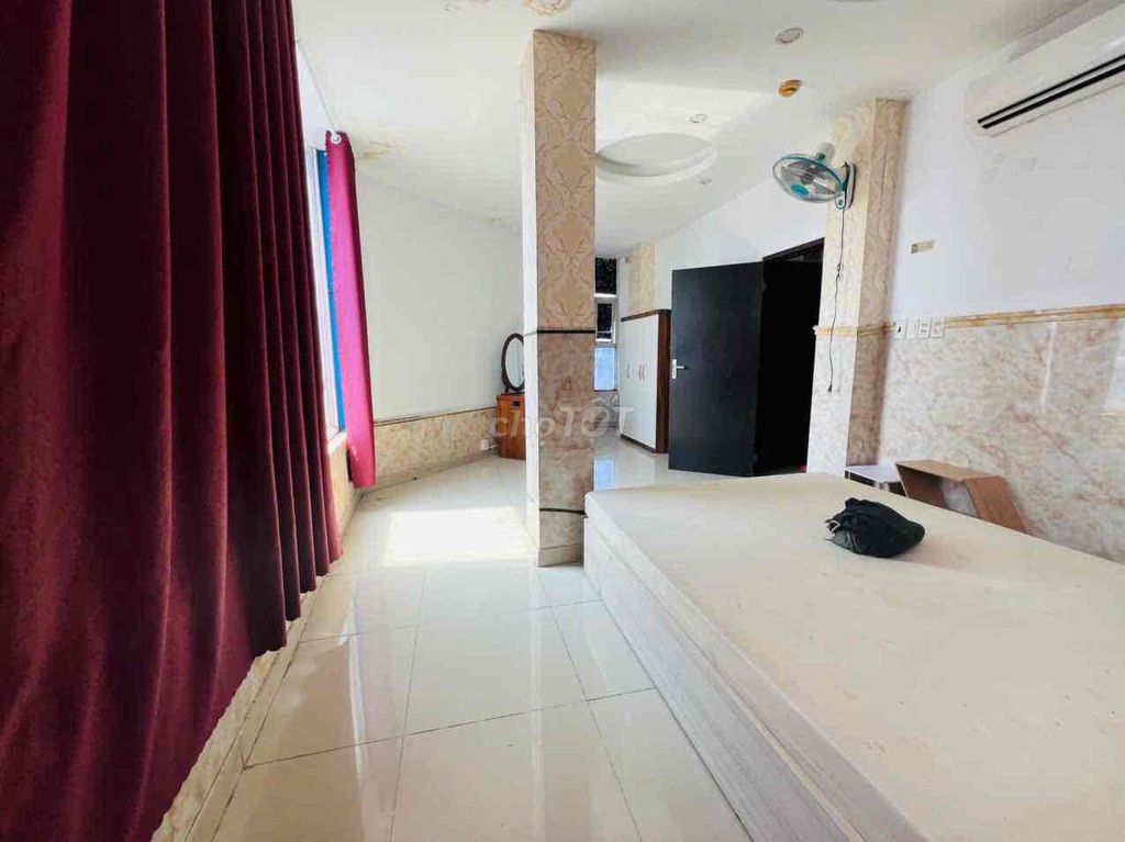 Hire Studios for the Open Window, An Dương Vương Front.