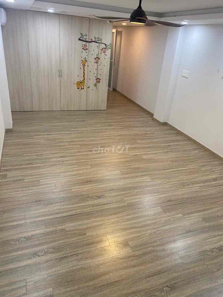 60 meters2, 5.5 million, full interior, near university, supermarket, market, on the front 20th.