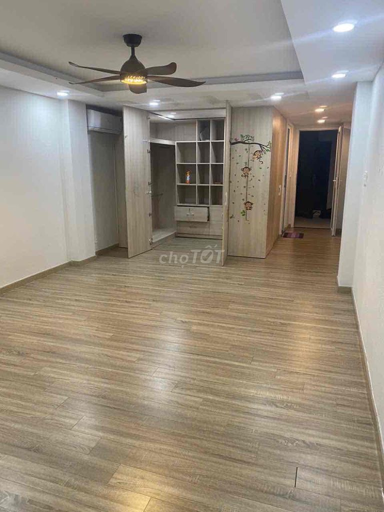 60 meters2, 5.5 million, full interior, near university, supermarket, market, on the front 20th.