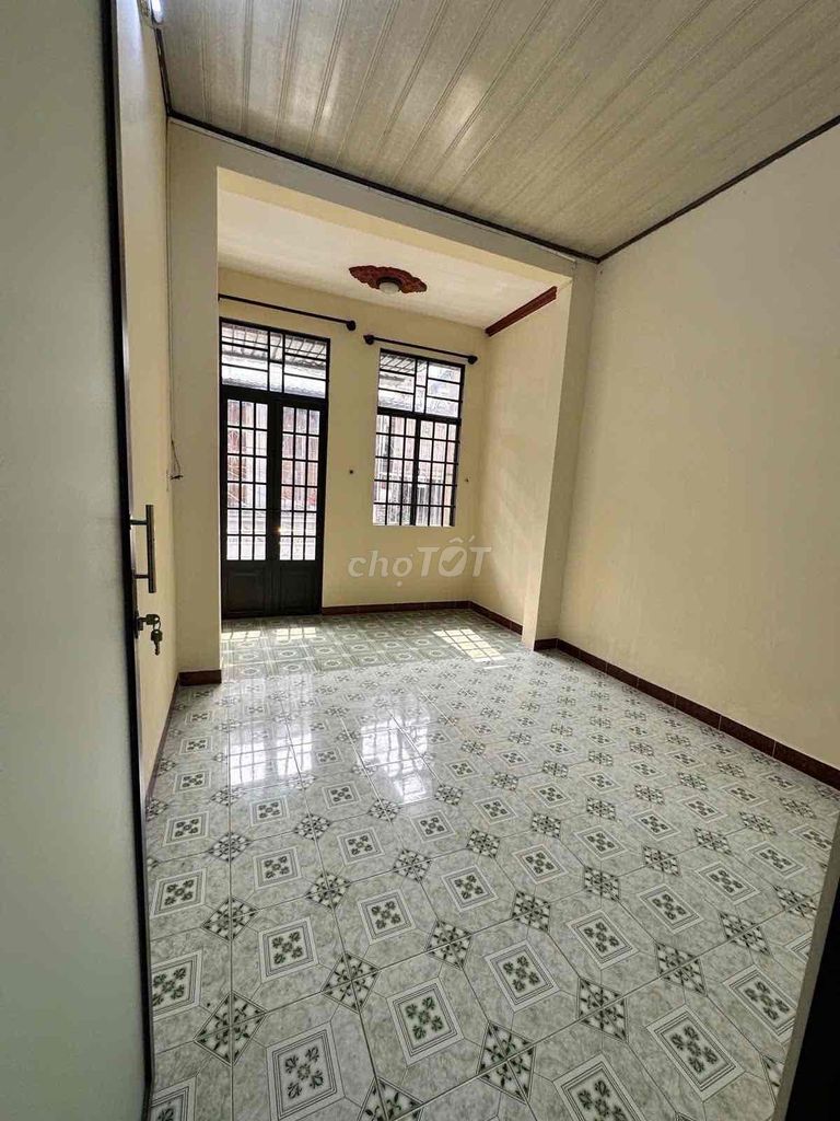 The original building is 1 st 1 st floor, 2 bedrooms, 4 meters trafficway, German