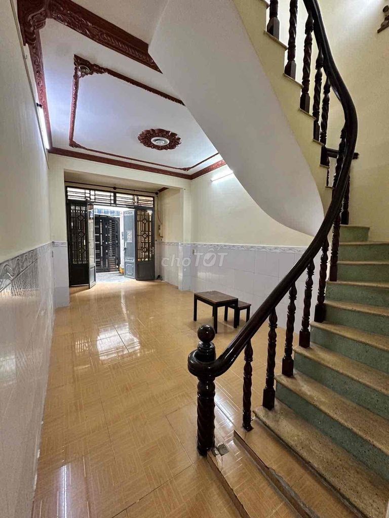 The original building is 1 st 1 st floor, 2 bedrooms, 4 meters trafficway, German