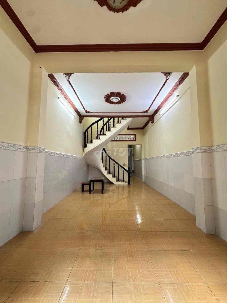 The original building is 1 st 1 st floor, 2 bedrooms, 4 meters trafficway, German