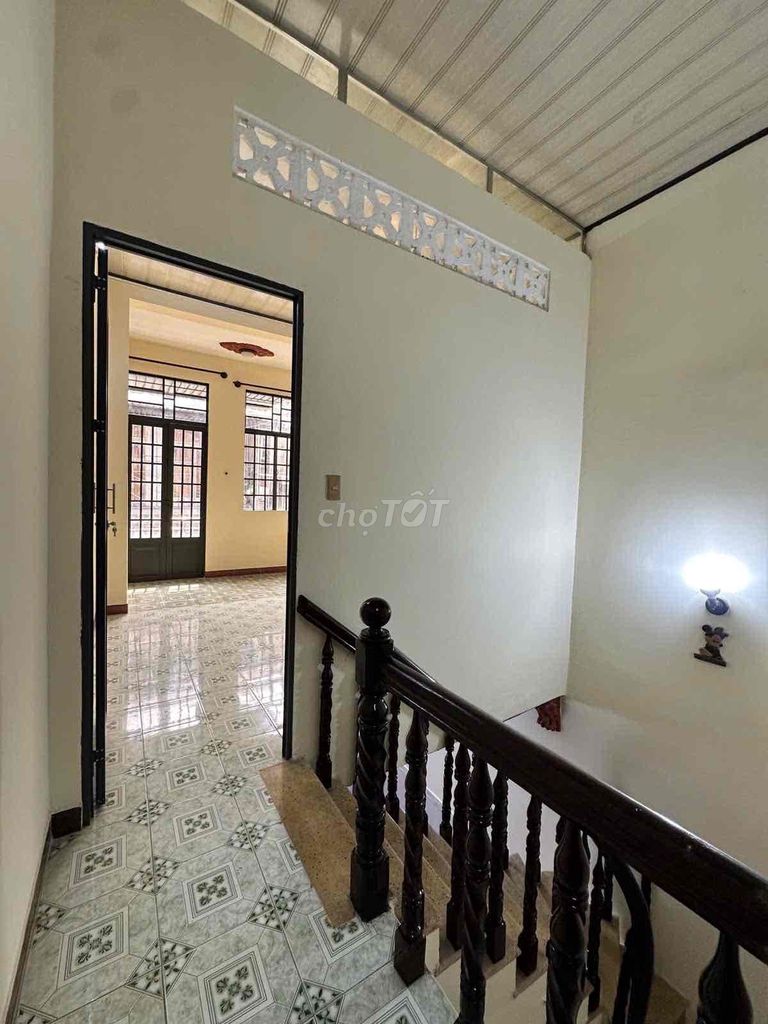 The original building is 1 st 1 st floor, 2 bedrooms, 4 meters trafficway, German
