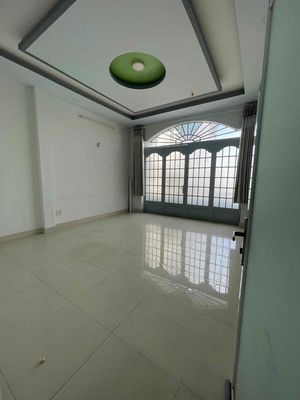 Hall 6 M through Ninjecti. Four and a half x 15 meters, two floor st, four bedrooms, three toilets.