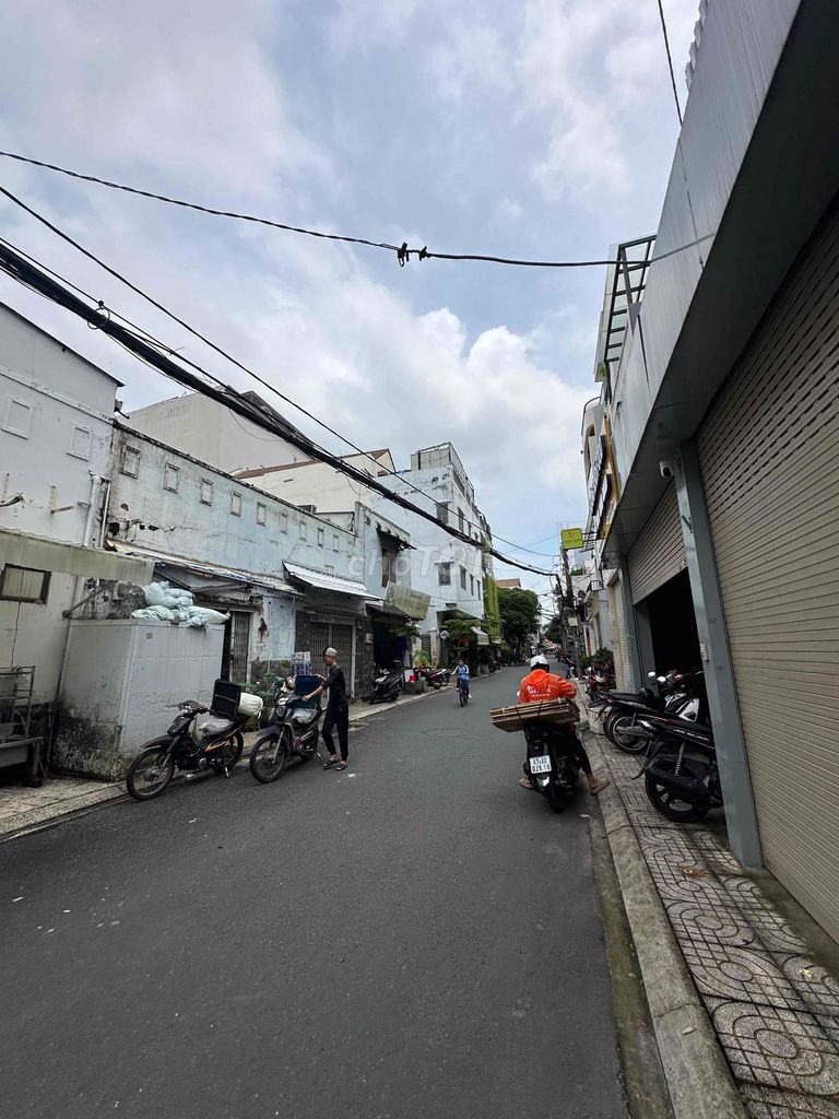 Rent a ten-metre Khu Bàu Cát Tân Bình. area: 5 meters x 28 meters at 22 million
