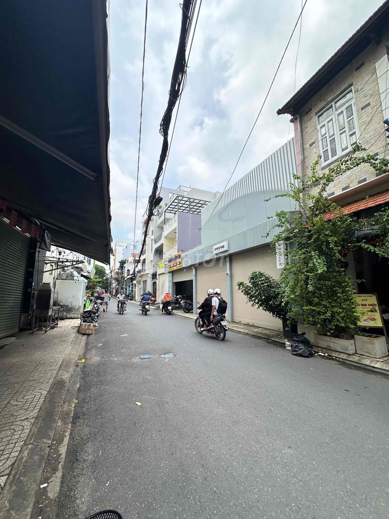 Rent a ten-metre Khu Bàu Cát Tân Bình. area: 5 meters x 28 meters at 22 million